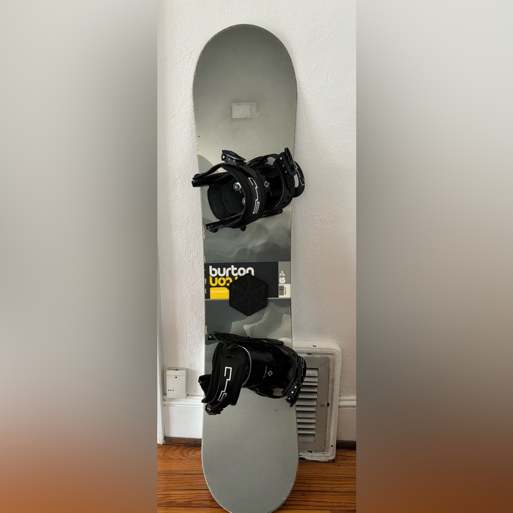 Burton snowboard. 125cm. FiveForty bindings, M.